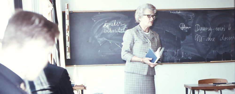 Søværnets Officersskole i 1967.
Klasse A.
Undervisning i fransk ved lærerinde kommandørinde Andreasen.
Med ryggen til ses søkadet Rói Jespersen